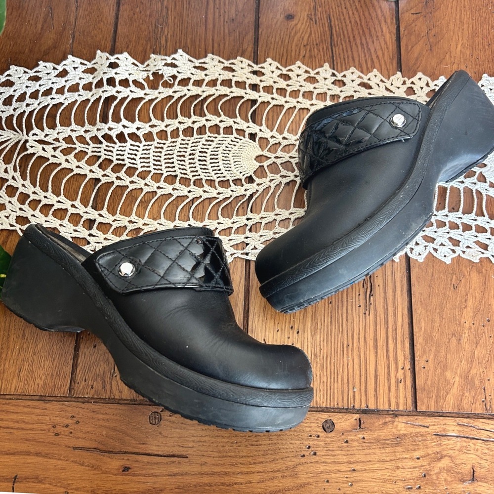 Crocs‎ Black Leather Quilted Patent Trim Platform Clogs Mules Womens 8 202301
